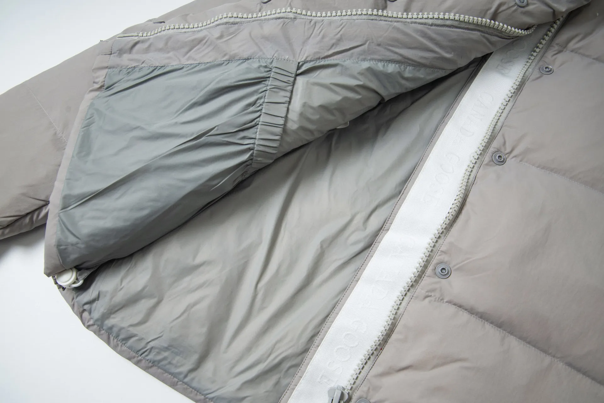 P770 model number: G124 Canada Goose PASTELS series new Parker couple's hooded down jacket 1️⃣The fabric is made of soft EnduraLuxe fabric, which enhances the durability of easy-to-wear parts, is lightweight and durable; the inner liner is made of anti-velvet gallbladder, which is comfortable and soft without velvet. It has a detachable hood, can be adjusted in two directions, and is also filled with down, which brings greater softness and wrapping around the head and neck, and is full of warmth. This parka features white trim on the back and sides, and the hardware locks are all original and custom-made to match the muted fabric color. Goose label: The official website’s new series of silicone material labels, non-embroidery labels. 2️⃣It is very youthful and energetic, and can be easily worn by both men and women. It is very in line with the fashion aesthetic concepts of today's young people! 3️⃣ A full set of customized accessories, complete with three standards, same style for men and women, a must-have for couples! Color: black, white, pink, stone gray, water-soluble blue Size: XS, S, M, L